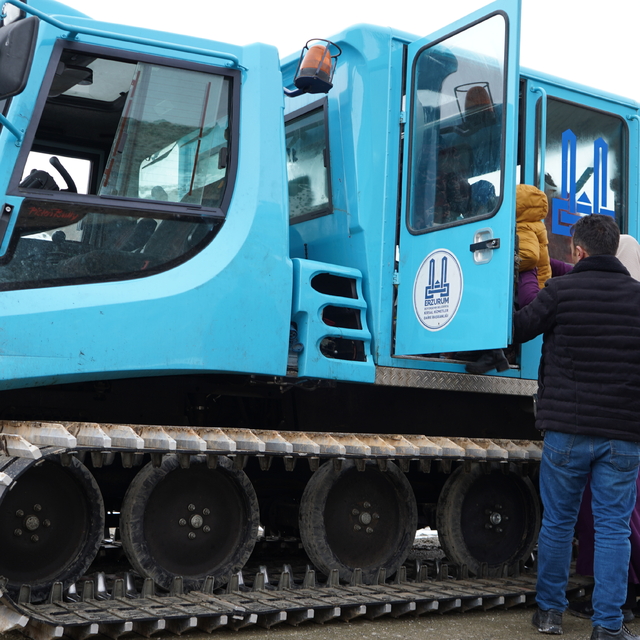 Erzurum'da kar nedeniyle yolda mahsur kalan öğrenciler snowtrackla evlerine...