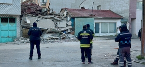 Eskişehir'de kullanılmayan iki katlı bina çöktü