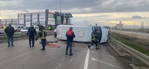 Devrilen kargo minibüsünün sürücüsü öldü