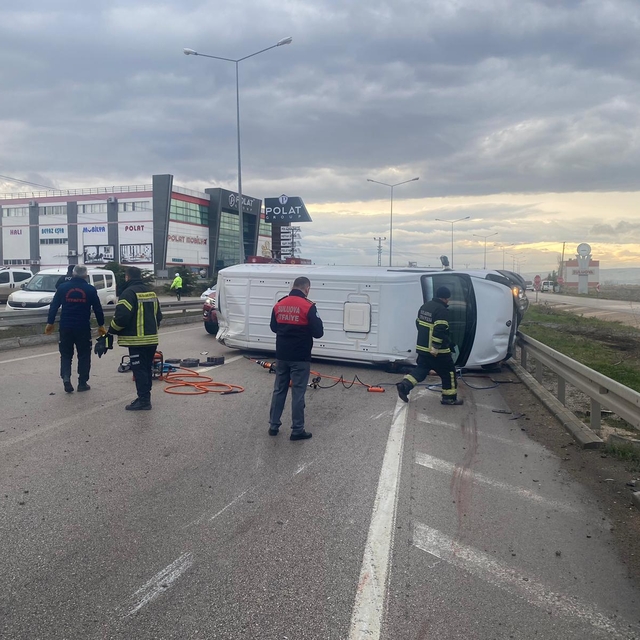 Devrilen kargo minibüsünün sürücüsü öldü