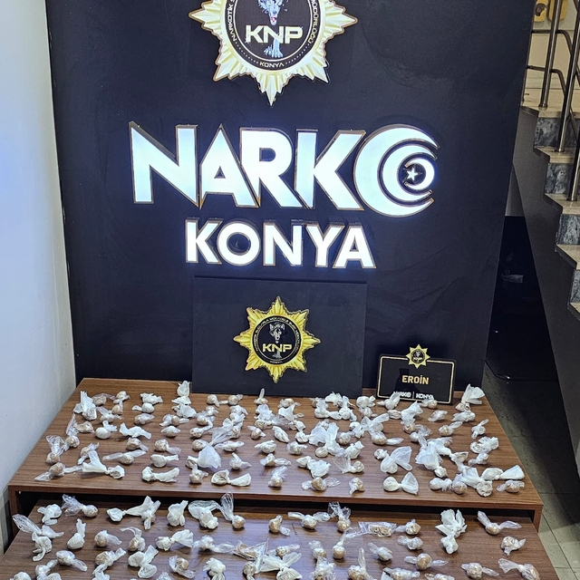 Konya'da taşıdığı bez çantada ve üstünde uyuşturucu ele geçirilen şüpheli g...