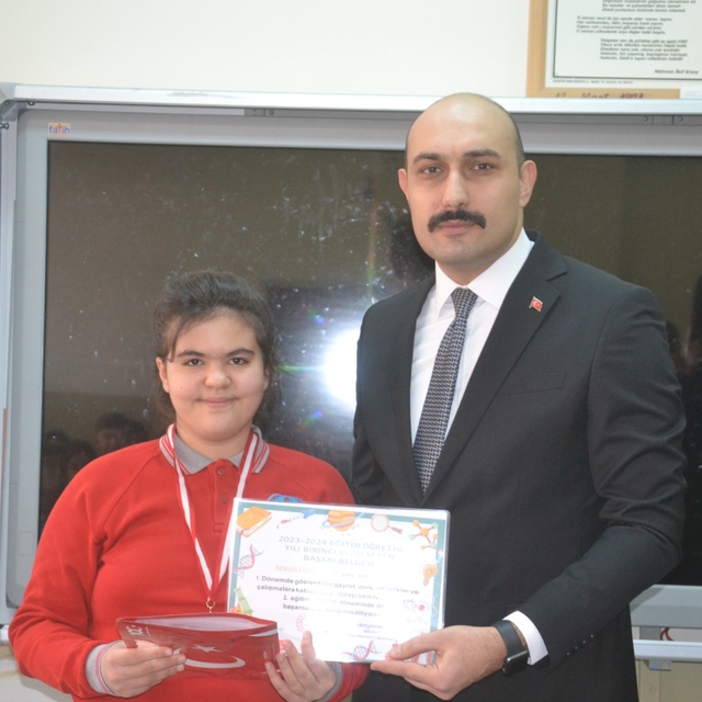 Şarkışla'da öğrenciler karne aldı