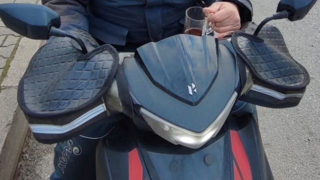 Ordu'da elinde çay bardağıyla motosiklet kullanan sürücüye para cezası