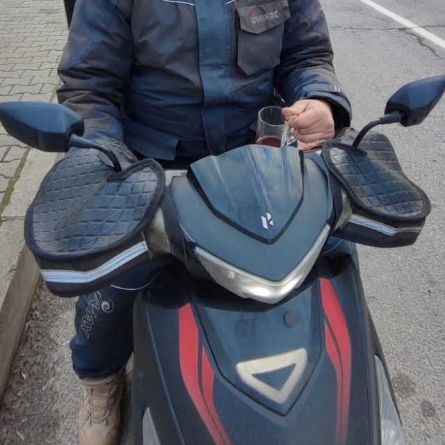 Ordu'da elinde çay bardağıyla motosiklet kullanan sürücüye para cezası