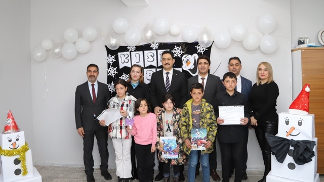 Doğu Anadolu'da öğrenciler karnelerini aldı