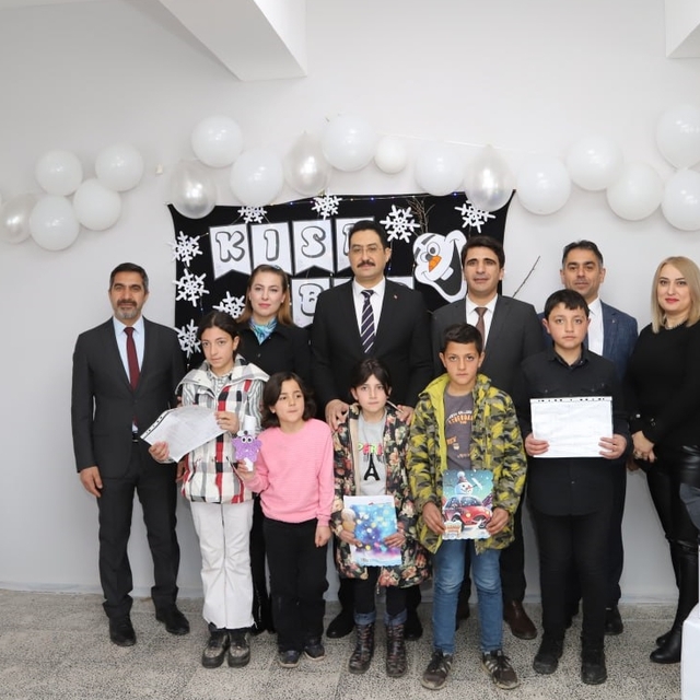 Doğu Anadolu'da öğrenciler karnelerini aldı