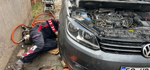 Sivas'ta otomobilin motoruna sıkışan kediyi itfaiye kurtardı