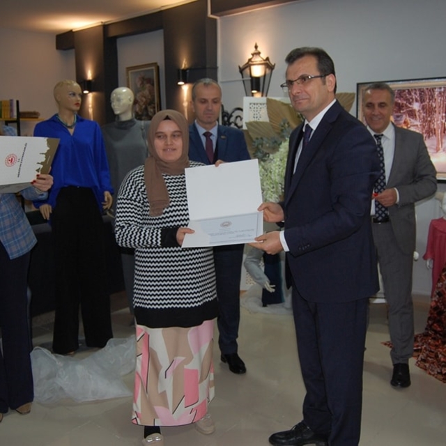 Merzifon ADEM'de 56 kursiyere sertifika verildi