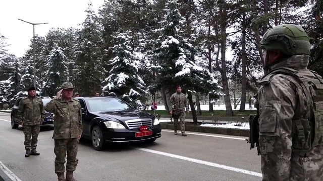 Komandolar, Orgeneral Bayraktaroğlu'nu 'Komando Andı' ile karşıladı