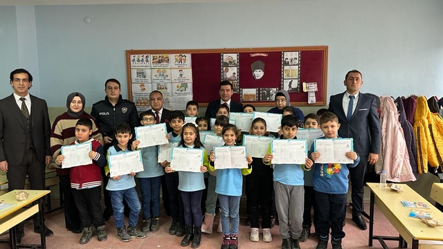Keban'da öğrenciler karne aldı
