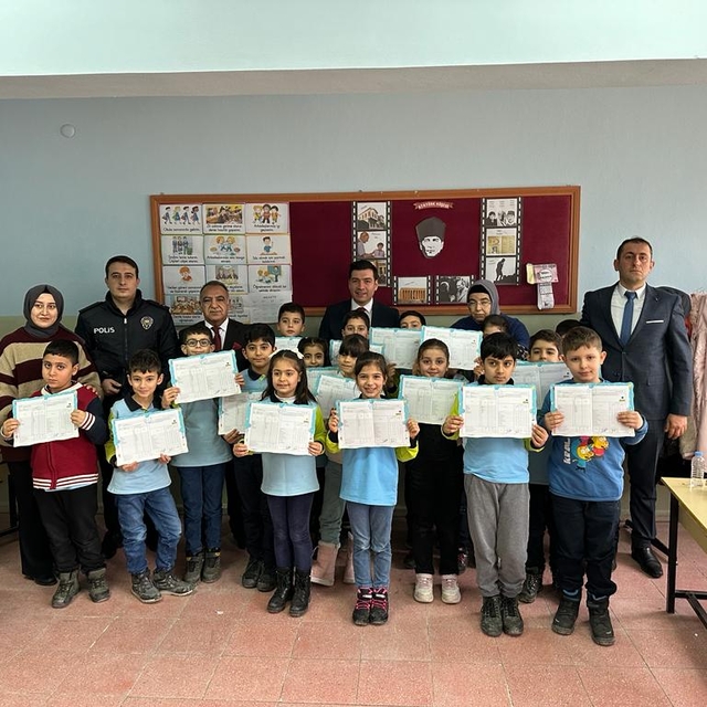 Keban'da öğrenciler karne aldı