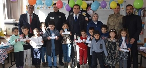 Sason Kaymakamı Mete öğrencilere karne dağıttı