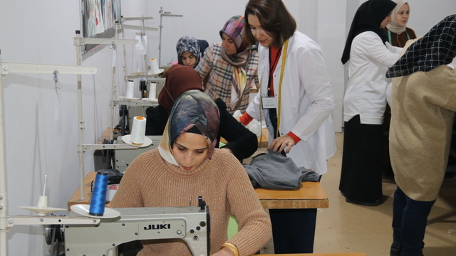 Anneler, çocuklarının okuduğu okulda dikiş eğitimi alıyor