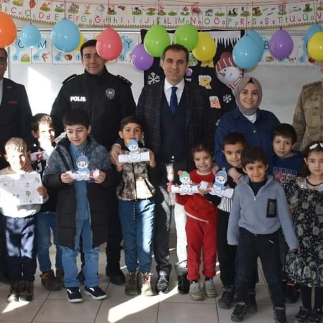 Sason Kaymakamı Mete öğrencilere karne dağıttı