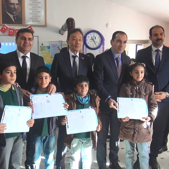 Japonya Büyükelçiliği tarafından onarılan okulda karne heyecanı