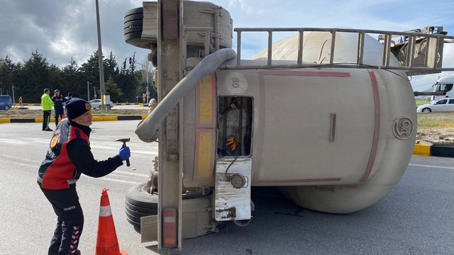 Burdur'da devrilen beton mikserinin sürücüsü yaralandı