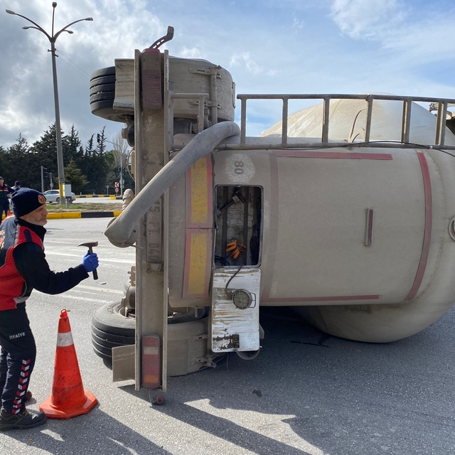 Burdur'da devrilen beton mikserinin sürücüsü yaralandı
