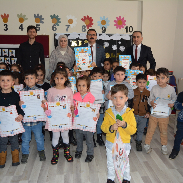 Şemdinli'de öğrenciler karne heyecanı yaşadı