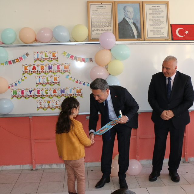 Hizan'da öğrenciler karne alarak yarı yıl tatiline girdi