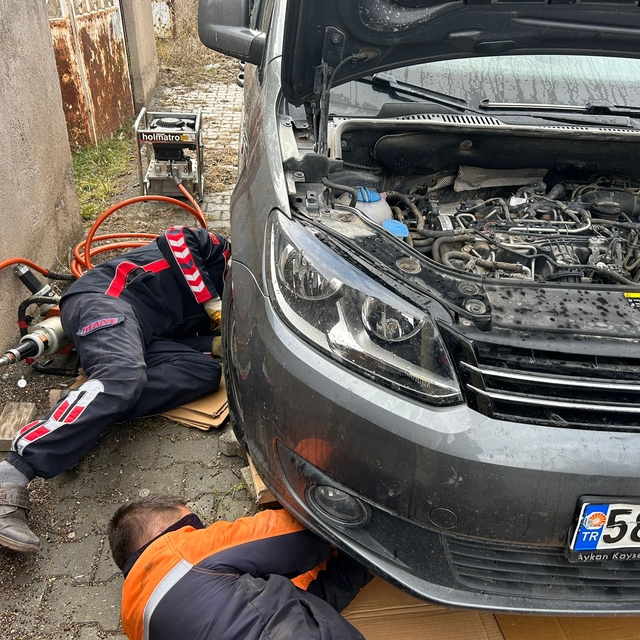 Sivas'ta otomobilin motoruna sıkışan kediyi itfaiye kurtardı