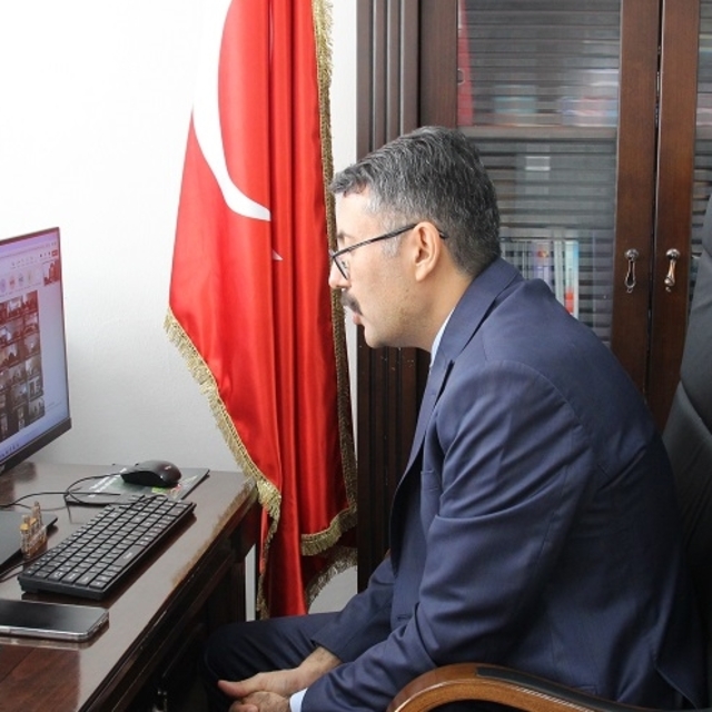 Hakkari Valisi ve Belediye Başkan Vekili Çelik, öğretmenlerle görüntülü gör...