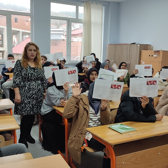 Çelikhan'da öğrenciler karnelerini aldı