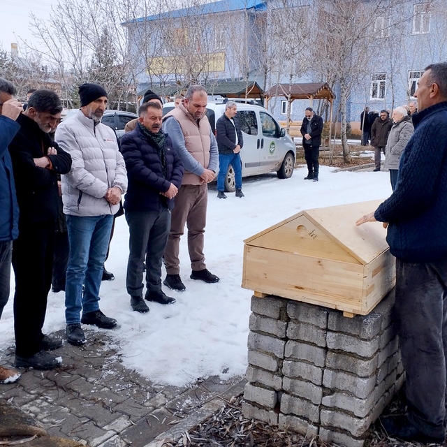 İpte asılı bulunan ortaokul öğrencisi 2 kız, toprağa verildi
