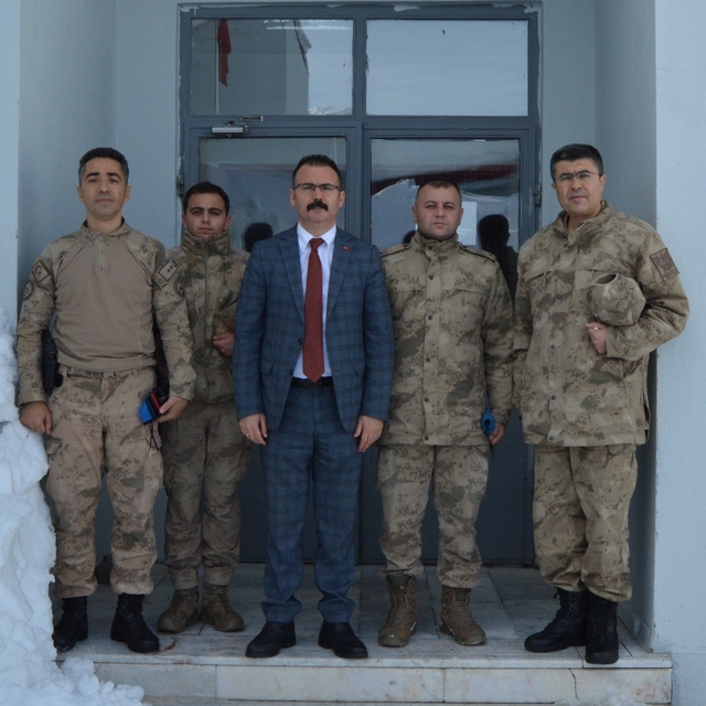 Şemdinli Kaymakamı Ateş üs bölgesindeki askerleri ziyaret etti