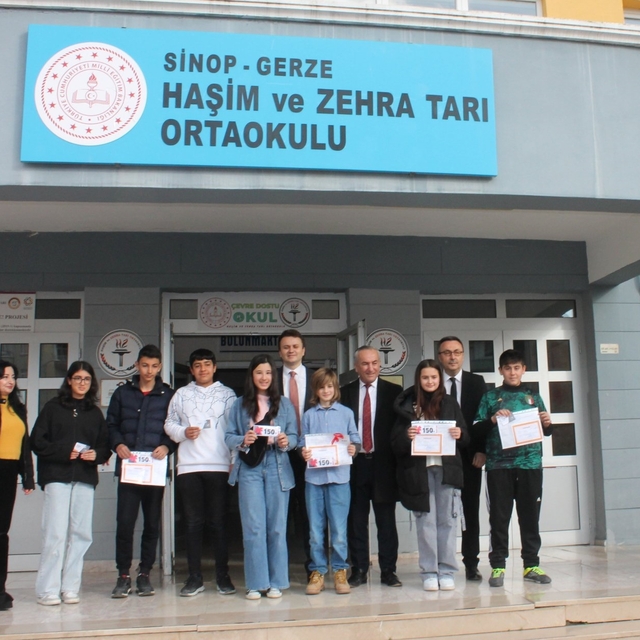 Gerze'de öğrenciler karnelerini aldı