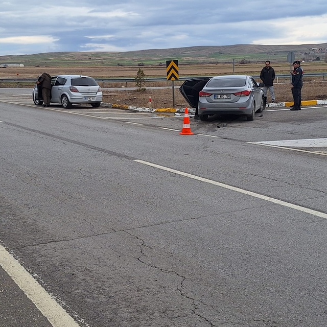 Şarkışla'da iki otomobilin çarpıştığı kazada 2 kişi yaralandı