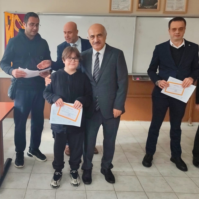 Karamürsel'de öğrenciler karnelerini aldı