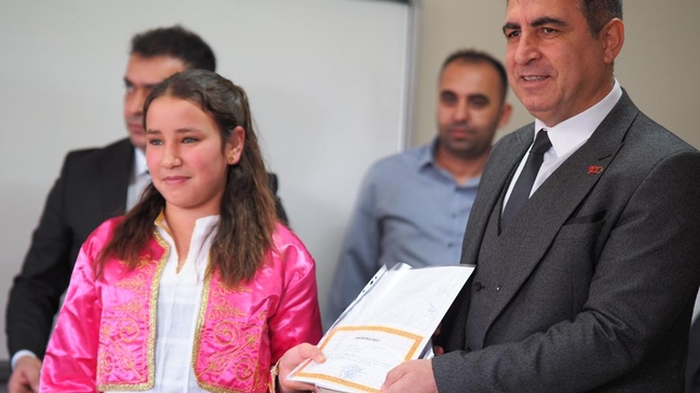 Aydın'da öğrenciler karnelerini aldı