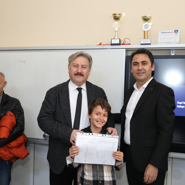 Palancıoğlu, öğrencilere karne dağıttı