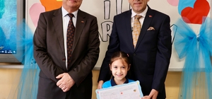 Bilecik Valisi Aygöl, öğrencilerin karne sevincini paylaştı