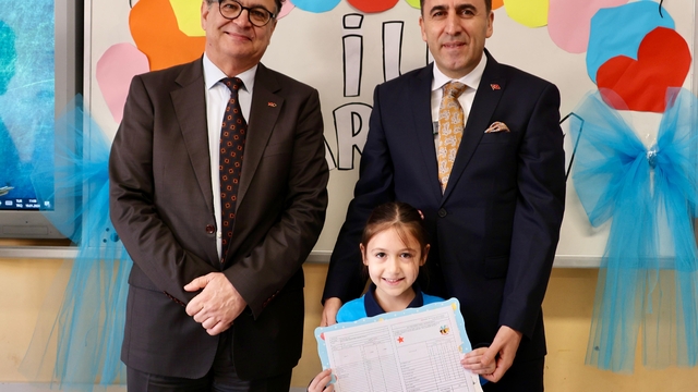 Bilecik Valisi Aygöl, öğrencilerin karne sevincini paylaştı