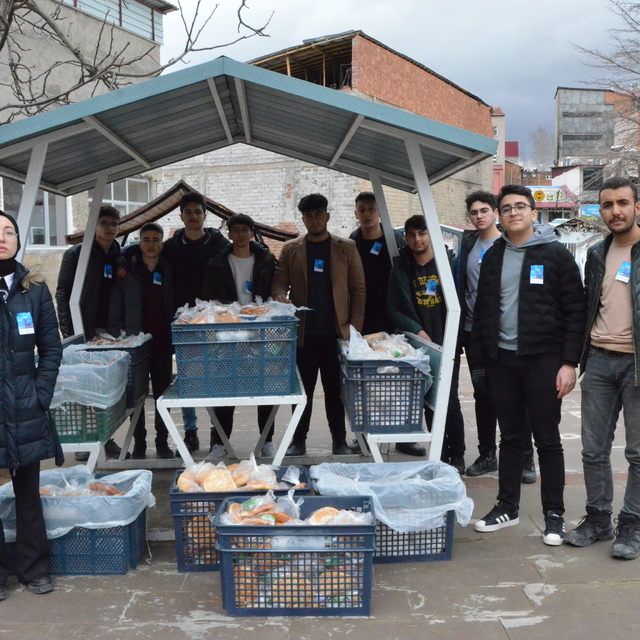 Depremde hayatını kaybeden öğretmenlerini unutmadılar