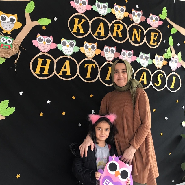 Adana ve Mersin'in ilçelerinde öğrenciler karne heyecanı yaşandı