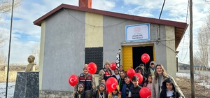 Ağrı'da jandarma ekipleri karne alan köy çocuklarını hediyelerle mutlu etti