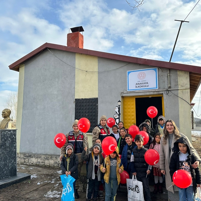 Ağrı'da jandarma ekipleri karne alan köy çocuklarını hediyelerle mutlu etti