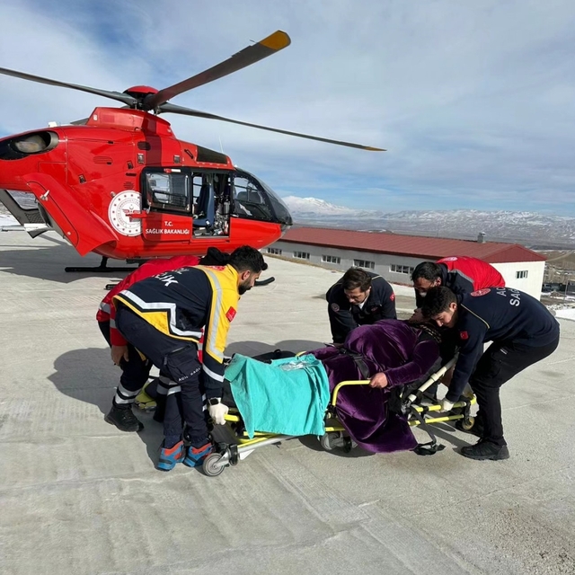 Van'da ambulans helikopter hamile kadın için havalandı