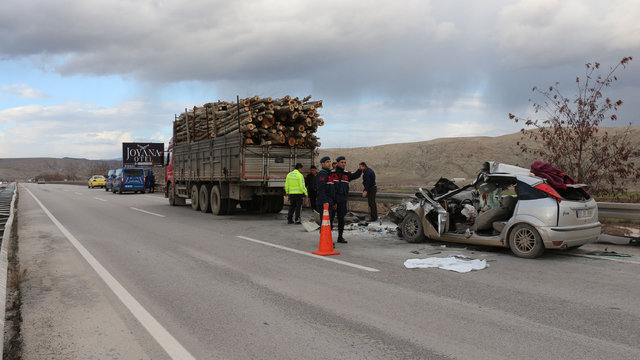 Kamyona çarpan otomobilin sürücüsü öldü