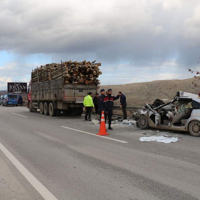 Kamyona çarpan otomobilin sürücüsü öldü