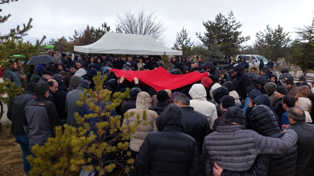 İzmir'deki iş yeri yangınında ölen işçilerden Kadir Zor'un cenazesi Çankırı'da defnedildi