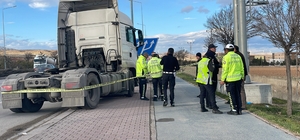 Konya'da çekicinin çarptığı tabela başına isabet eden kişi ağır yaralandı