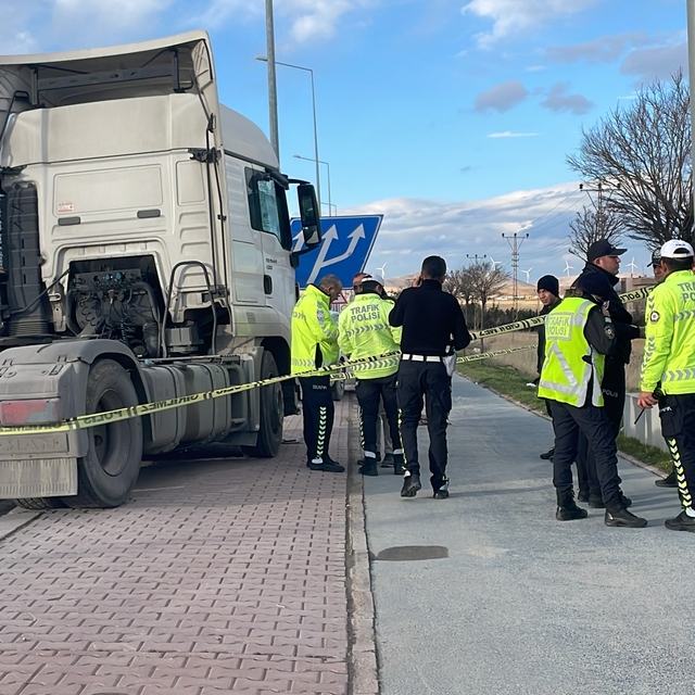 Konya'da çekicinin çarptığı tabela başına isabet eden kişi ağır yaralandı