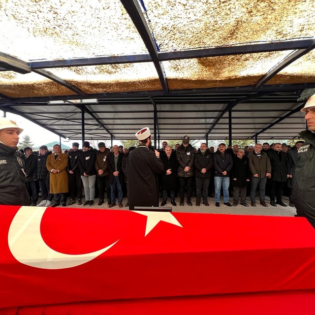 Niğde'de trafik kazasında ölen polis memurunun cenazesi Aksaray'da toprağa...