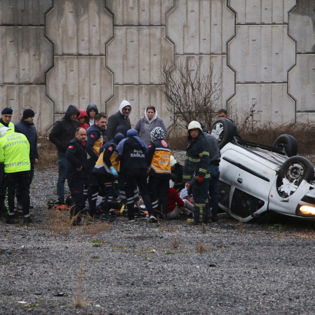 Kütahya'da devrilen otomobildeki 4 kişi yaralandı