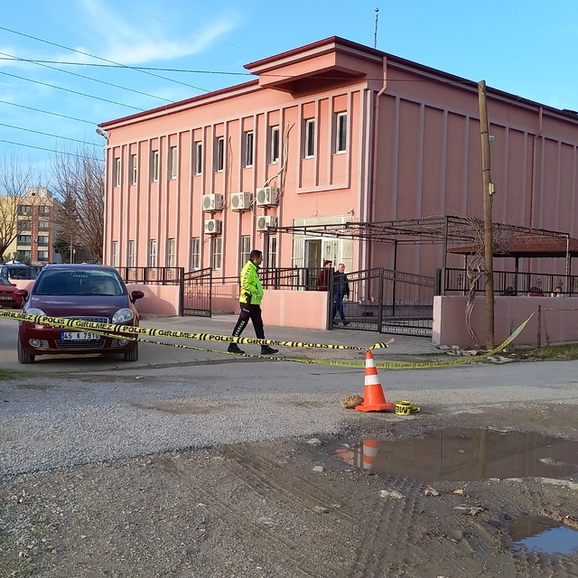 Manisa'da ayrıldığı kız arkadaşını tabancaya öldüren kişi intihar etti