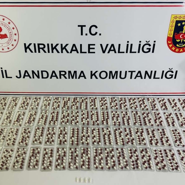 Kırıkkale'de uyuşturucu operasyonunda gözaltına alınan zanlılardan 1'i tutu...