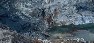 Kırklareli'nde taş ocağında uçuruma devrilen kamyonun sürücüsü yaralandı